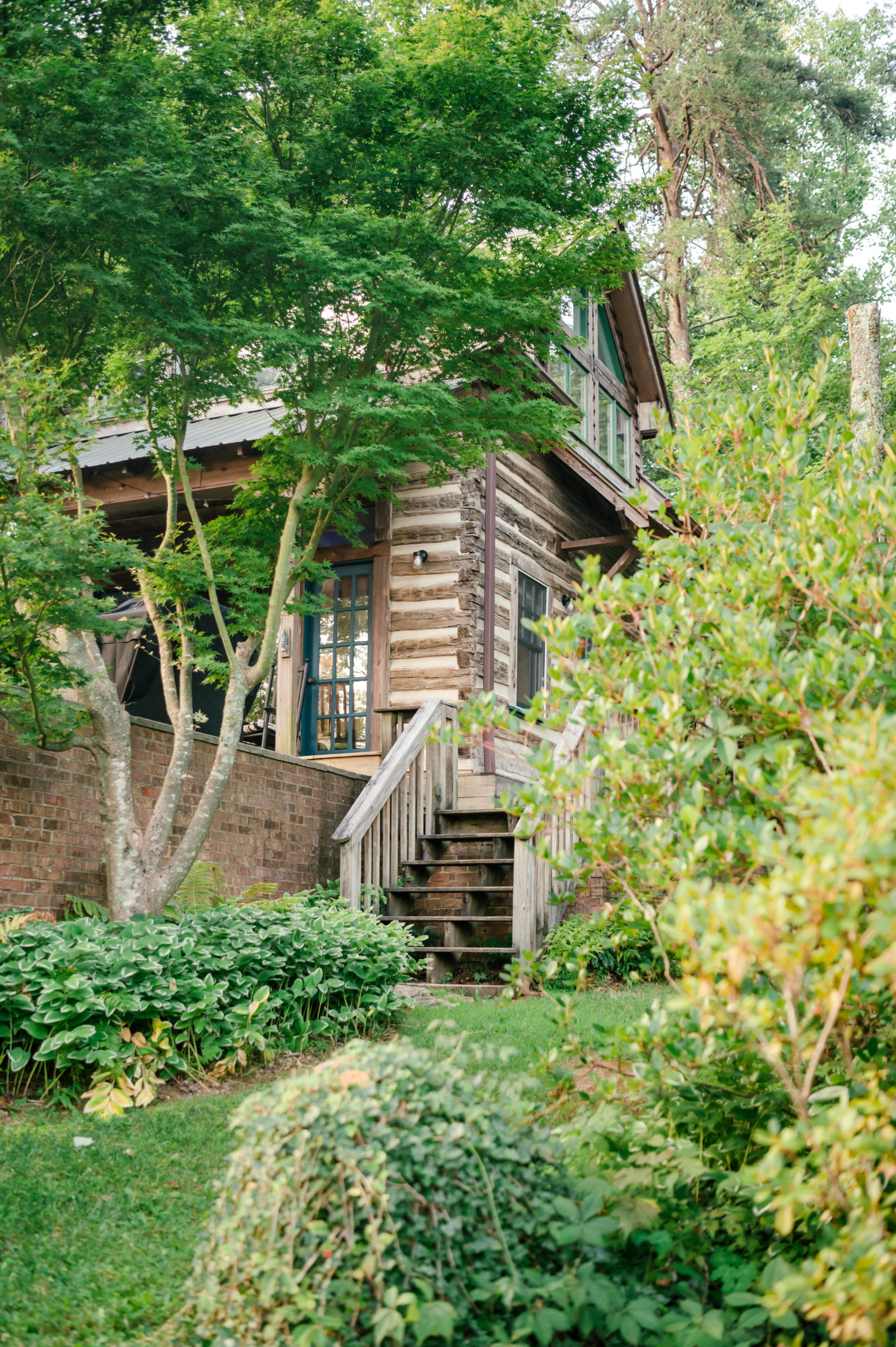 Professional air bnb photography of beautiful Cherry mountain cabin with greenery