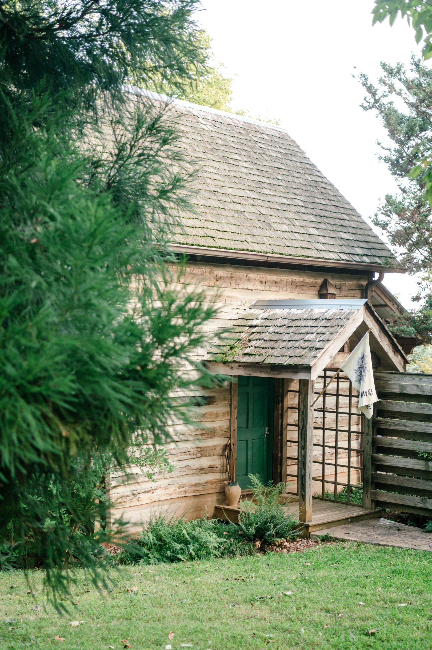 Professional air bnb photography of beautiful Cherry mountain cabin with greenery 