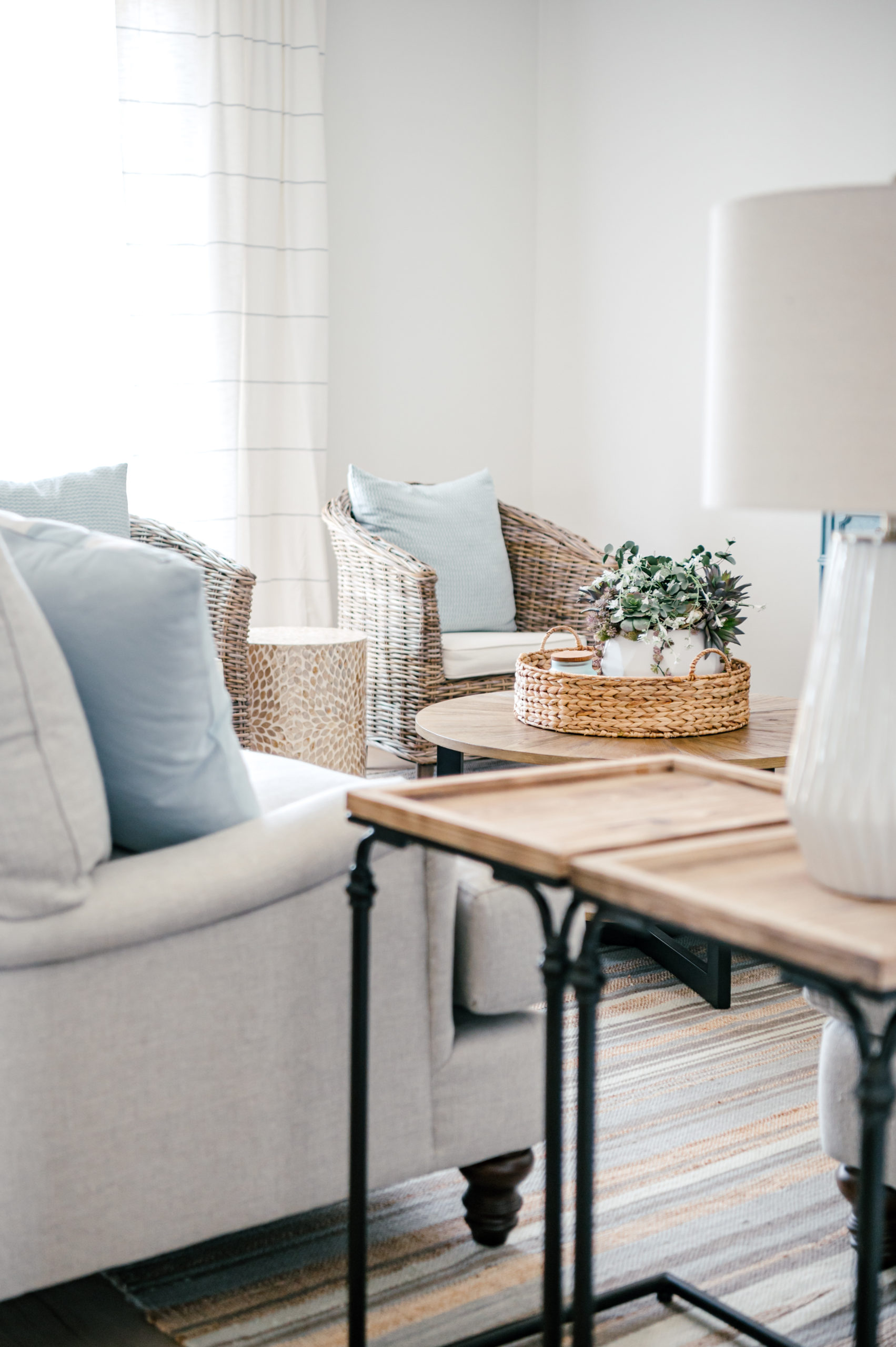 Beach house living room interior design and decor, grey couch with white and blue decorative pillows