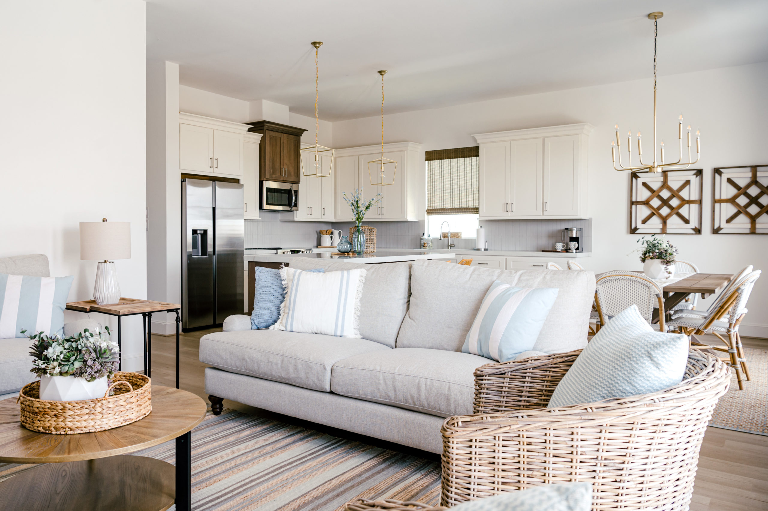 Beach house living room interior design and decor, grey couch with white and blue decorative pillows