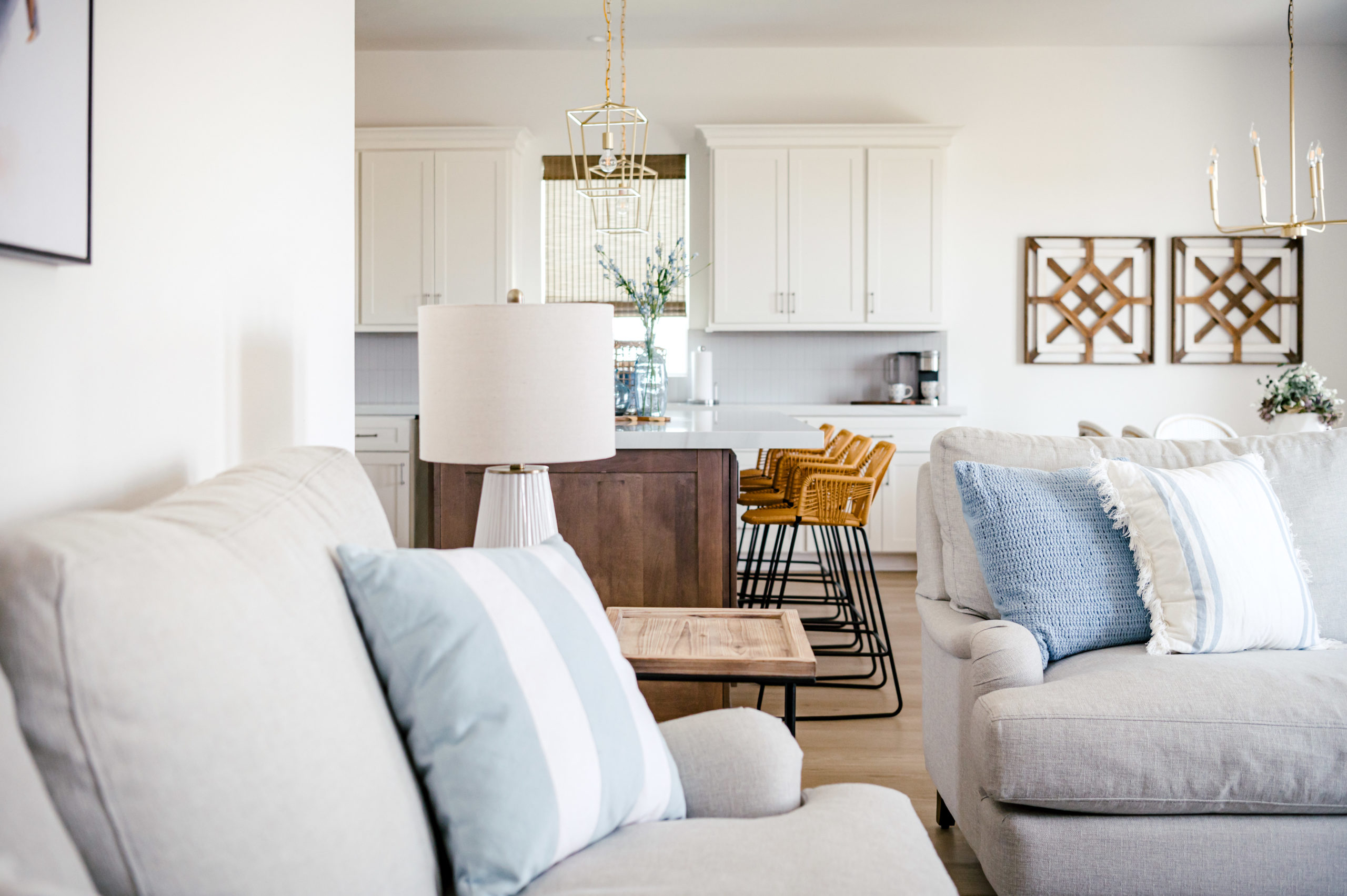 Beach house living room interior design and decor, grey couch with white and blue decorative pillows