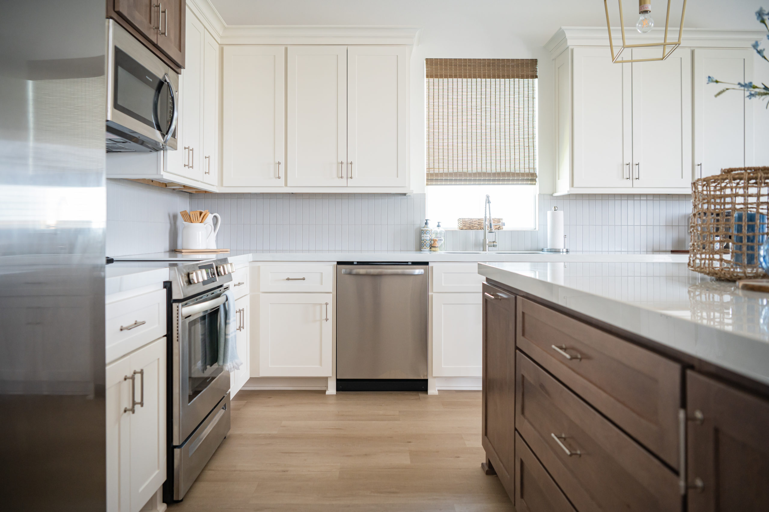 Beach house Kitchen Interior design with white cabinets and white kitchen countertops