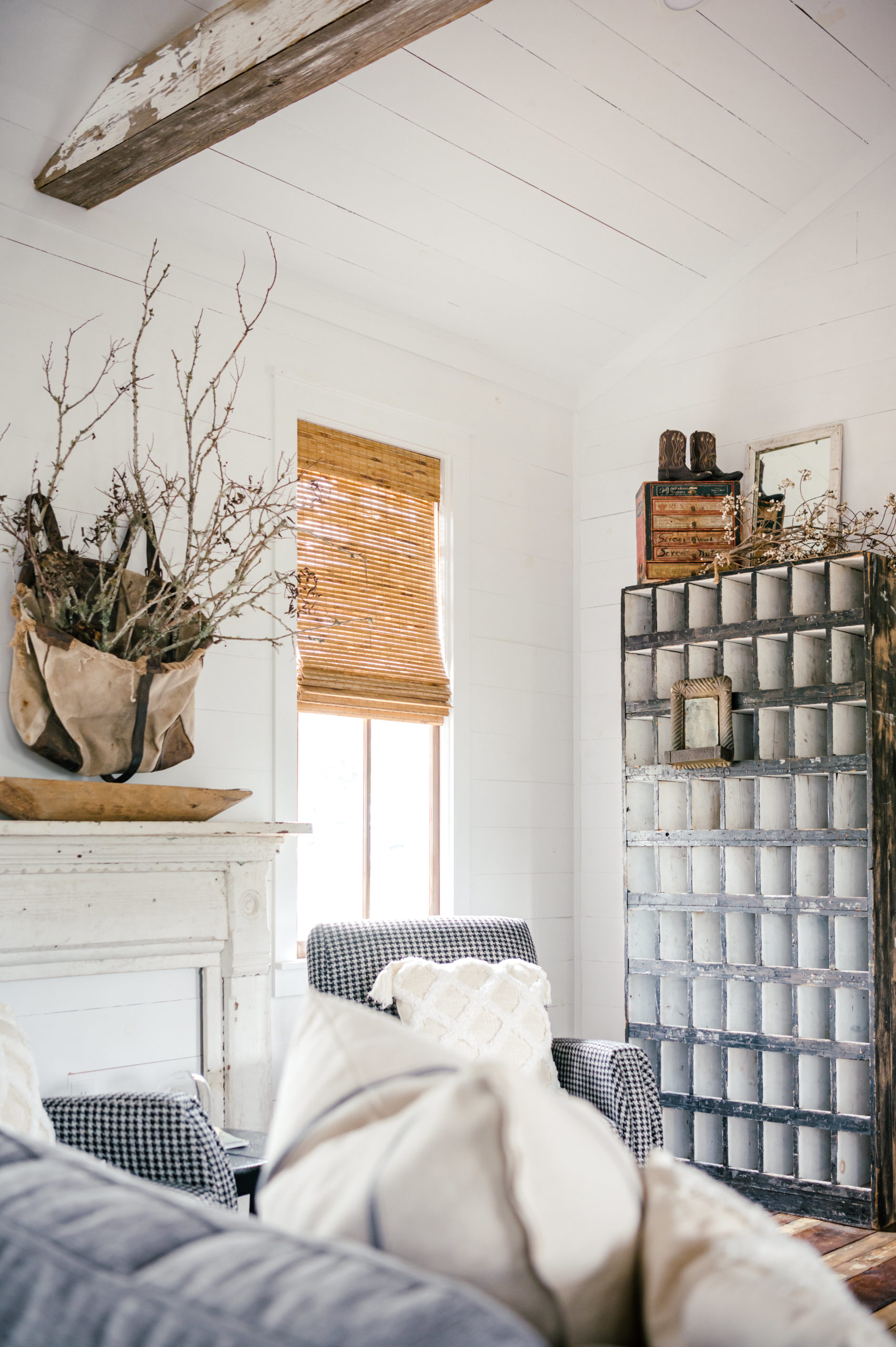 Checkered love seats with white pillow cases in a living room