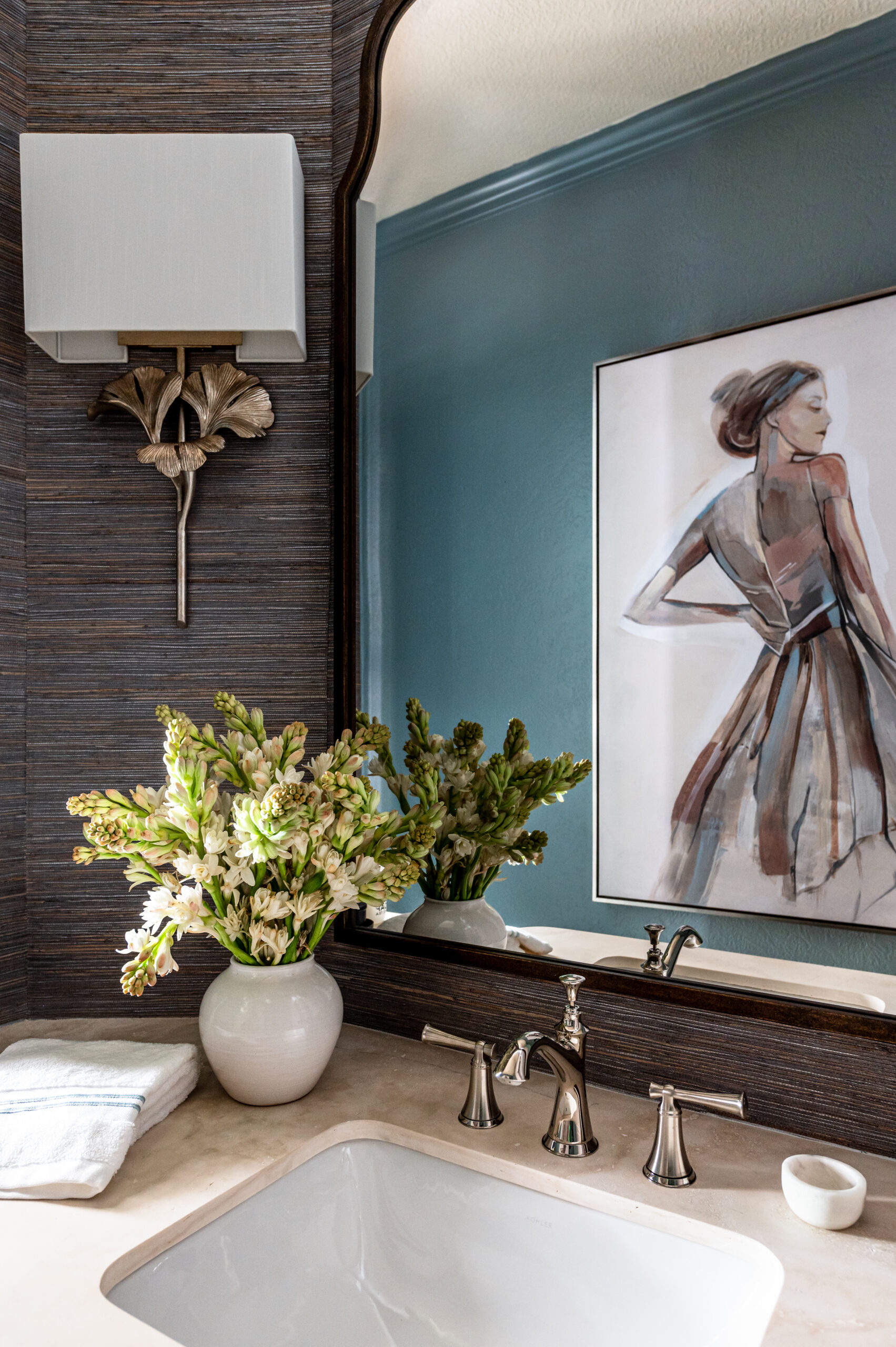 Beautiful interior design photos of a transitional old-world style bathroom