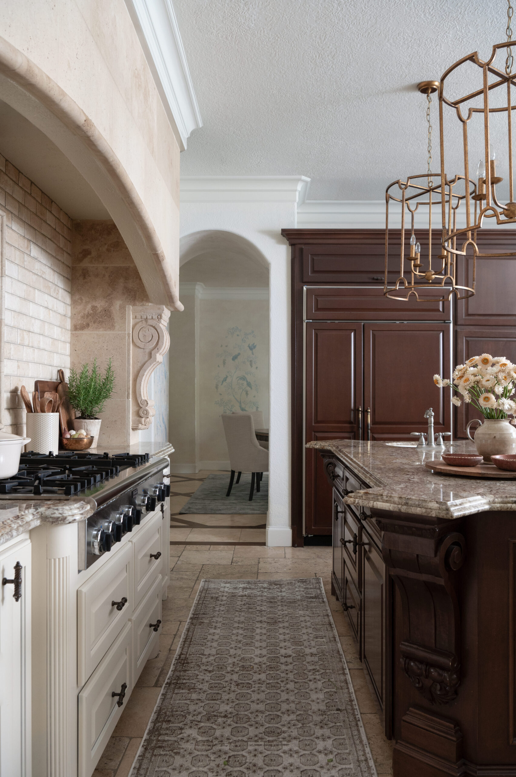 Beautiful interior design photos of a transitional kitchen