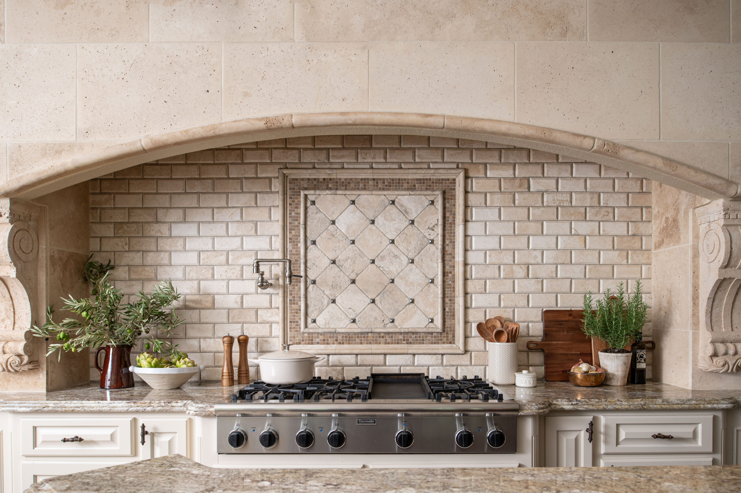 Beautiful interior design photos of a transitional kitchen