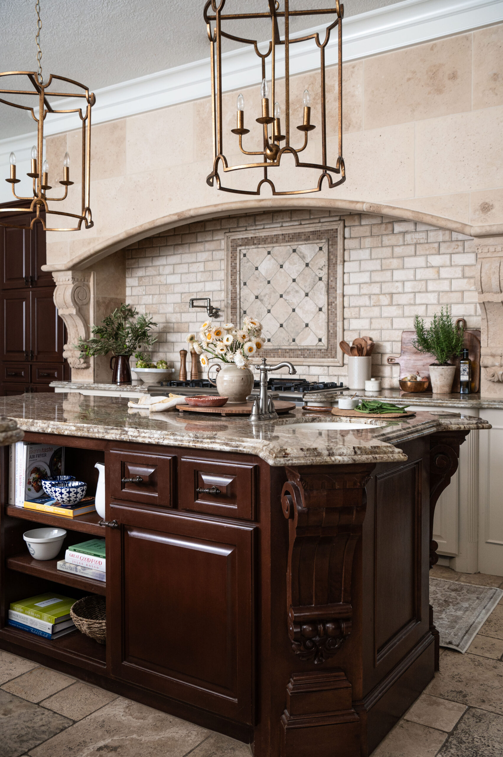 Beautiful interior design photos of a transitional kitchen