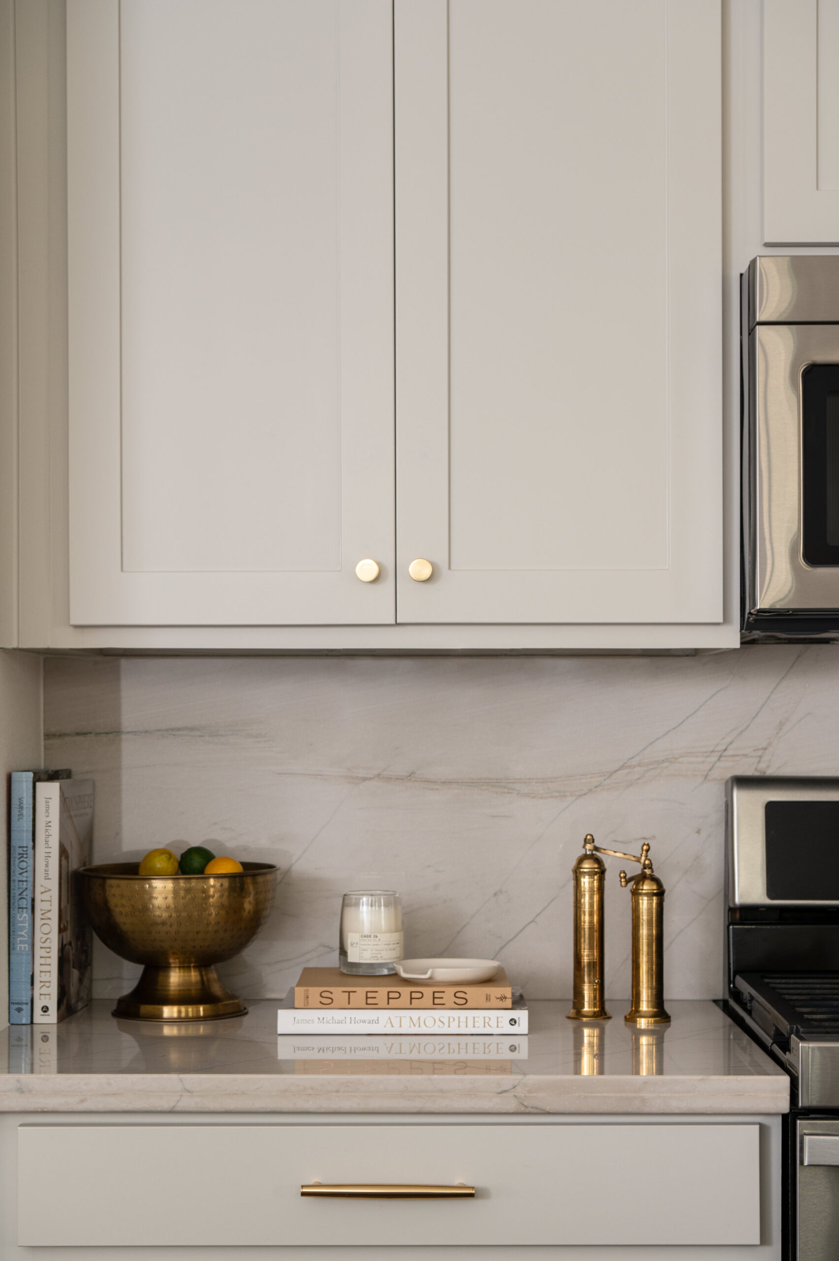 Classy kitchen interior design with marble backsplash