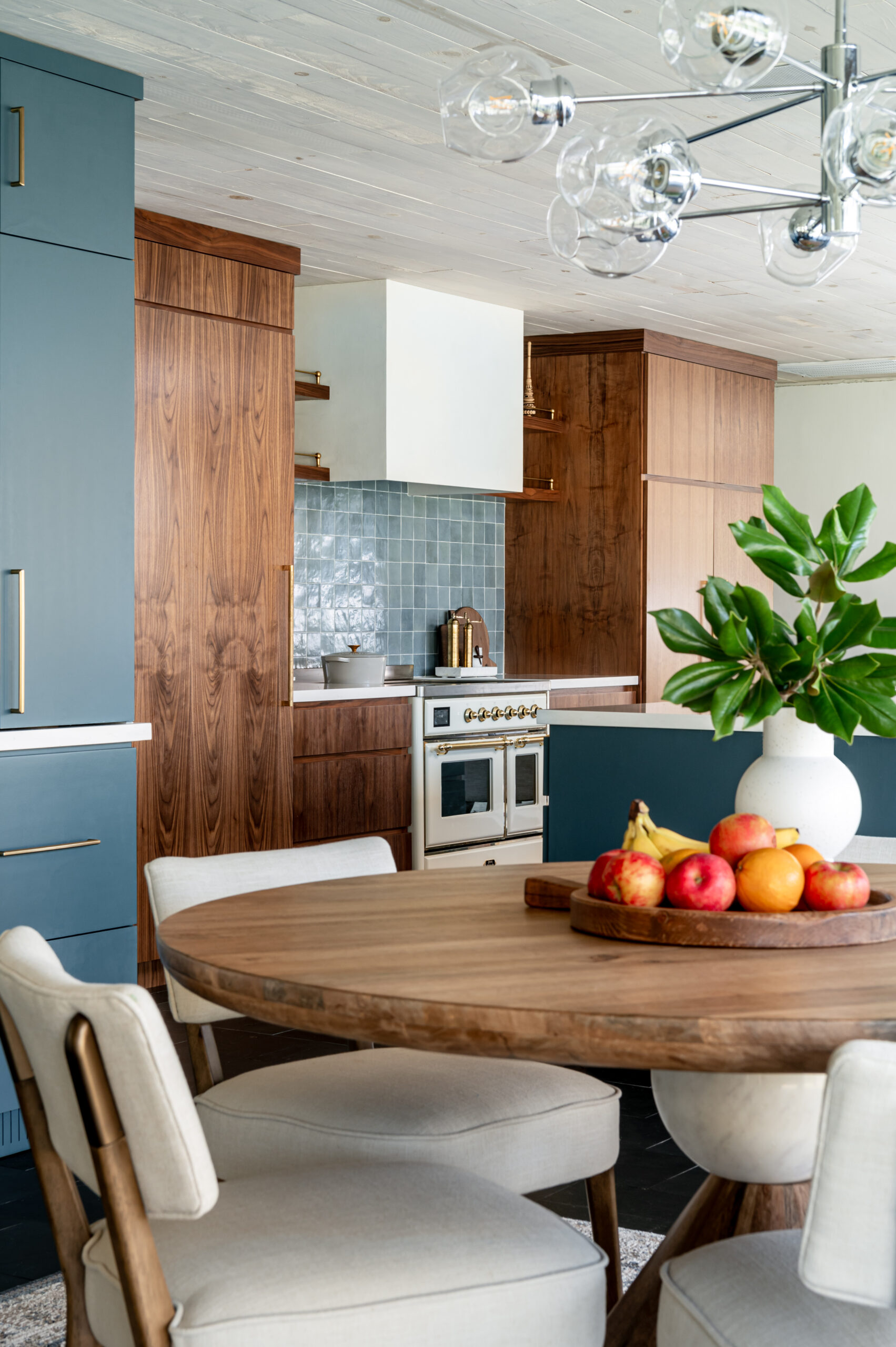 Midcentury kitchen interior design, with tile backsplash and wood cabinets