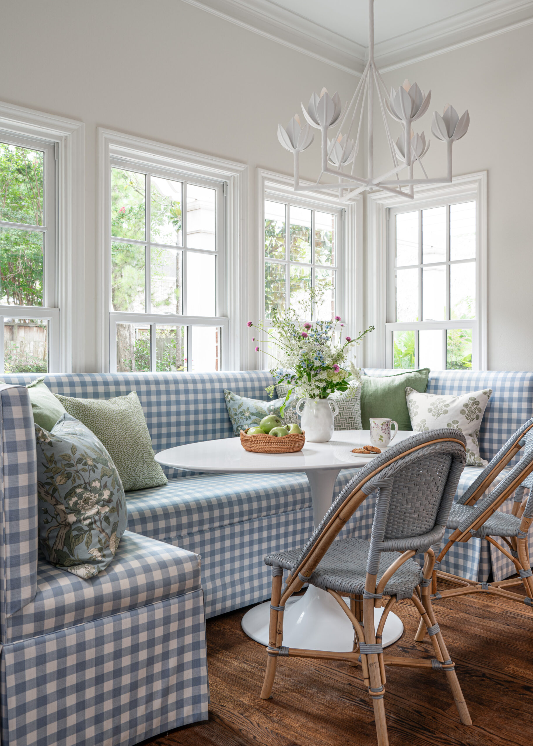Houston interior design photography of a modern functional interior design breakfast space